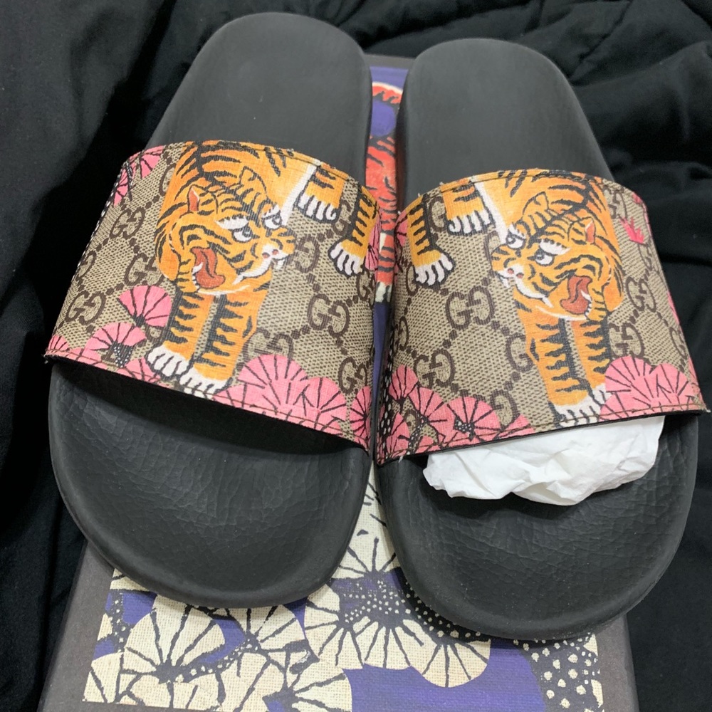 Women Gucci slides size 10